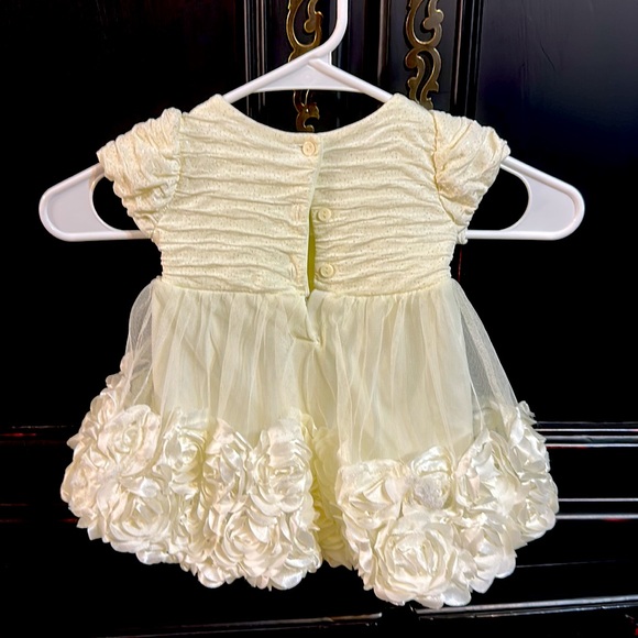 Off white Ruffled dress with rosettes on the bottom button up back 6-9 months - Picture 8 of 10